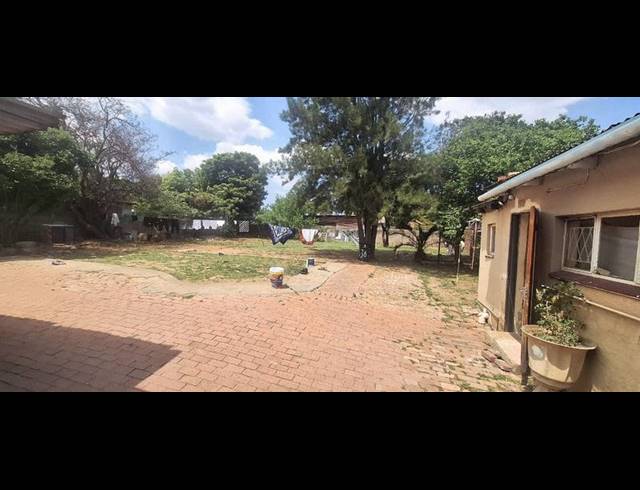 17 BEDROOM HOUSE FOR SALE IN KEMPTON PARK EXT 03